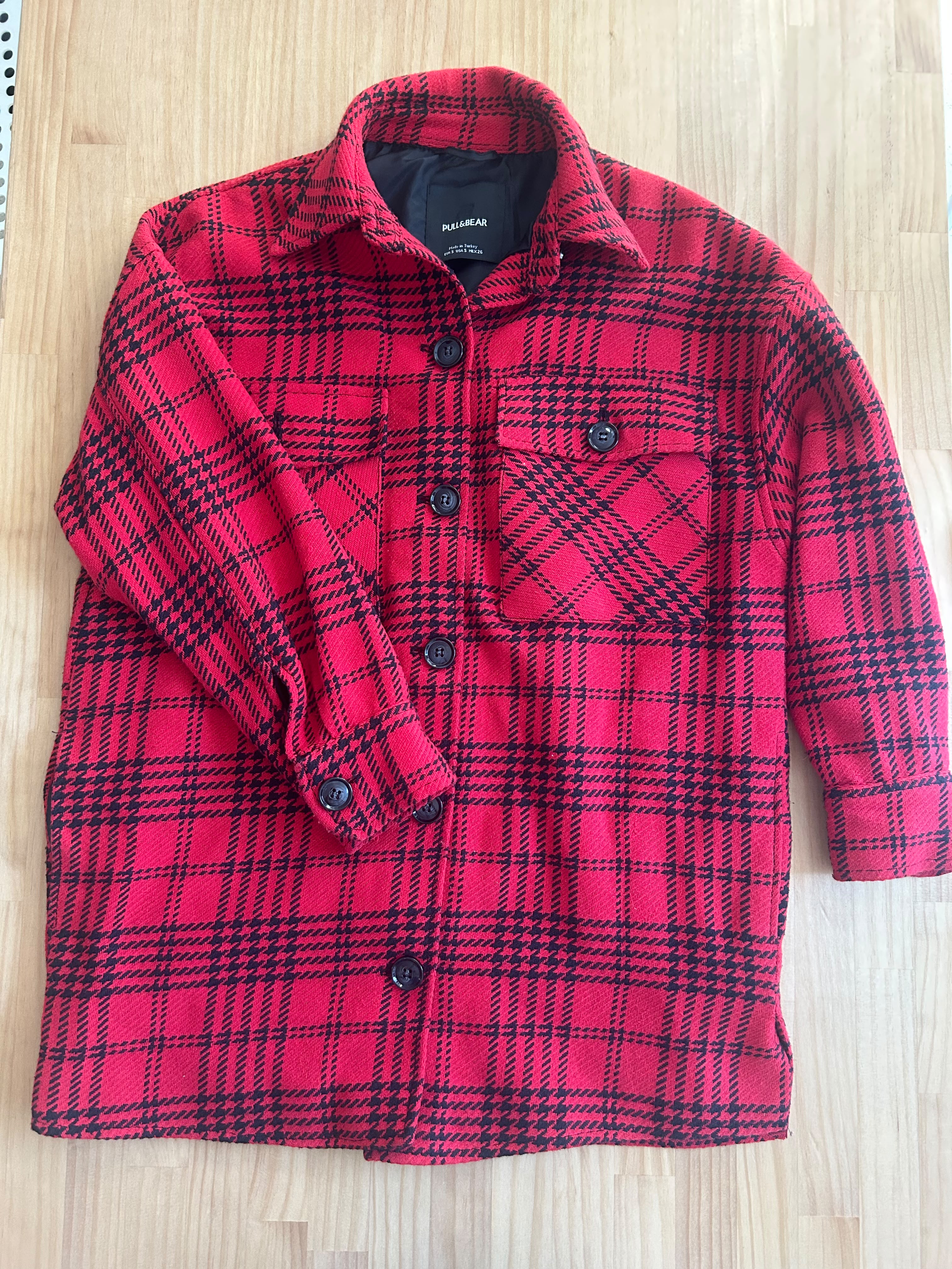 Fotografia 1 de Casaco preto e vermelho - Pull&Bear